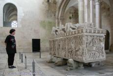 Klooster van Alcobaça - Klooster van Alcobaça: De tombe van Inês de Castro wordt gedragen door beelden half beest half monnik. Op...