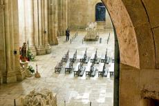 Klooster van Alcobaça - Klooster van Alcobaça: De tombes van koning Pedro I en zijn geliefde Inês de Castro zijn in de flamboyant-gotische stijl, op de...