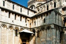 Pisa, Piazza del Duomo - Piazza del Duomo in Pisa: In 1064 begon de bouw van de Dom van Pisa, ze werd gewijd in 1118. De buitenkant van de Dom van Pisa heeft grijze en...