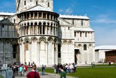 Pisa, Piazza del Duomo - Piazza del Duomo in Pisa: De Dom van Pisa aan de oostzijde, de Dom werd gebouwd van wit en grijs marmer, de façade bestaat...