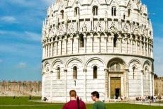Pisa, Piazza del Duomo - Piazza del Duomo in Pisa: Het Baptisterium van Sint Jan is de grootste doopkapel van Italië, de kapel werd...