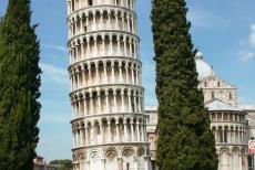 Pisa, Piazza del Duomo - Piazza del Duomo in Pisa: De bouw van de 'Torre Pendente', de Scheve toren van Pisa, begon in 1173. Na vijf jaar, nog tijdens de...