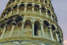 Pisa, Piazza del Duomo - Piazza del Duomo, Pisa: Wie de Toren van Pisa wil beklimmen moet rekening houden met lange wachttijden. Grote tassen mogen niet mee de toren...