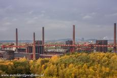 Kolenmijn en industriecomplex Zeche Zollverein - Kolenmijn en industriecomplex Zeche Zollverein in Essen: De schoorstenen van de Kokerei. De Kokerei was de cokesfabriek van...