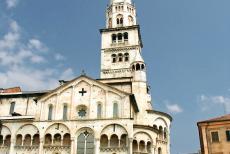 Kathedraal,Torre Civica en Piazza Grande, Modena - De kathedraal van Modena met de Torre della Ghirlandina op de Piazza Grande, het centrale plein in Modena. Op de Piazza Grande staan twee...