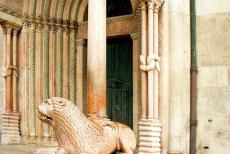 Kathedraal,Torre Civica en Piazza Grande, Modena - De kathedraal van Modena: Een gebeeldhouwde leeuw draagt een zuil van de Porta Regia, het koninklijke portaal van de kathedraal van Modena, het...