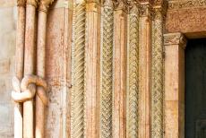Kathedraal,Torre Civica en Piazza Grande, Modena - De kathedraal van Modena: De Porta Regia met decoraties van de Lombardische Campionese Meesters. Het touwpatroon is typerend voor de...
