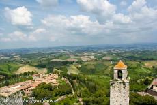 Historisch centrum San Gimignano - San Gimignano is een kleine ommuurde middeleeuwse stad in Italië, het wordt omgeven door het heuvellandschap van Toscane. In 12de en...