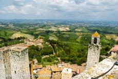 Historisch centrum San Gimignano - Historisch centrum van San Gimignano: De Torre Rognosa en de Tweelingtorens, omringd door de heuvels van Toscane, gezien vanaf de...