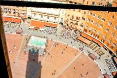 Historisch centrum van Siena - Historisch centrum van Siena: De Piazza del Campo, ook de Il Campo, het hoofdplein van Siena, gezien vanaf de Torre del Mangia. De toren werd...