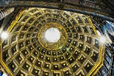 Historisch centrum van Siena - Historisch centrum van Siena: De koepel van de Dom van Siena is verfraaid met gouden sterren. De centrale as van de Dom loopt...