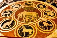 Historisch centrum van Siena - Historisch centrum van Siena: Een marmeren mozaïek van de Wolf van Siena op de vloer van de Dom. De wotf is het symbool van de stad Siena. Er...
