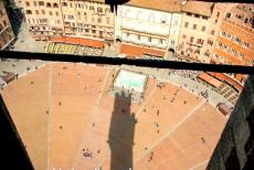 Historisch centrum van Siena - Historisch centrum van Siena: De Piazza del Campo met de fontein de Fonte Gaia, de Torre del Mangia, de Mangiatoren, werpt een lange schaduw over...