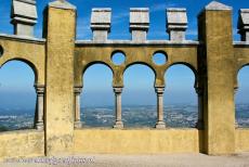 Cultuurlandschap van Sintra - Cultuurlandschap van Sintra: Het landschap van Serra de Sintra gezien vanaf het terras van het paleis van Pena. Het paleis staat op een...