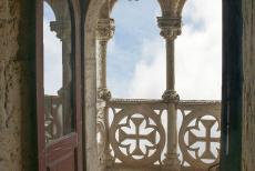 Toren van Belém - Toren van Belém: De balustrades van het balkon zijn verfraaid met beeldhouwerk van kruisen van de Orde van Christus en...