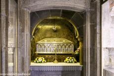 Santiago de Compostela (Oude stad) - Santiago de Compostela (Oude stad): De kist met de stoffelijke resten van de apostel Jacobus in de crypte van de kathedraal van...