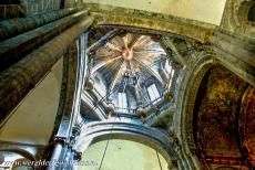 Santiago de Compostela (Oude stad) - De koepel van de kathedraal van Santiago de Compostela met het Alziend Oog. In deze koepel hangt ook de Botafumeiro, het grote wierookvat,...