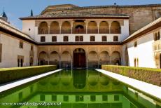 Alhambra, Generalife en Albayzín - Alhambra, Generalife en Albayzín, Granada: De Mirtenhof, de Patio de Arrayanes. De centrale vijver is 34 meter lang en 7 meter...