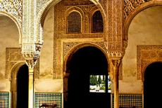 Alhambra, Generalife en Albayzín - Alhambra, Generalife en Albayzín, Granada: De Patio del Mexuar en de ingang naar het Mexuar, de ontvangstruimte. Binnen de...