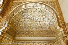 Alhambra, Generalife en Albayzín - Het Leeuwenpaleis van het Alhambra. Het Alhambra is rijk gedecoreerd met mozaïk en reliëfs in gepleisterde gevels. Het Alhambra is...