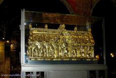 Dom van Aken - Dom van Aken: De gouden Mariaschrijn werd vervaardigd in 1239, in de Mariaschrijn worden de vier belangrijkste relikwieën van de Dom van Aken...