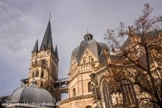 Dom van Aken - Dom van Aken: Rechts de oorspronkelijke Paltskapel, links de Hongaarse kapel en de toren. In de klokkentoren hangen acht klokken, ze...