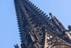 Dom van Keulen - Een van de torenspitsen van de Dom van Keulen. De dom bezit de grootste klok ter wereld, de Dicker Pitter of de Sankt Petrus Glocke uit 1923. De...