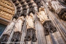 Dom van Keulen - Dom van Keulen: De beelden in hoofdportaal in de westfaçade van de Dom. De drie portalen in de westfaçade van de Dom van...