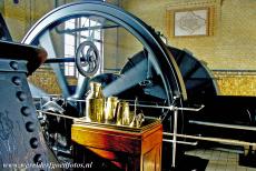 Woudagemaal - Ir.D.F. Woudagemaal: Een van de stoommachines is in werking, de vier stoommachines van het Woudagemaal zijn verbonden met krachtige...