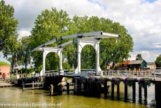 Stelling van Amsterdam - Stelling van Amsterdam: De historische houten ophaalbrug over de Vecht bij het torenfort aan de Ossenmarkt (links) in Weesp. Het...