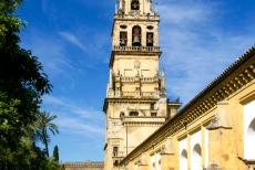 Historisch centrum van Córdoba - Historisch centrum van Córdoba: De 93 meter hoge Torre del Alminar staat op de Patio de los Naranjos, de toren gebouwd...