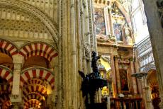 Historisch centrum van Córdoba - Historisch centrum van Córdoba: Links de moskee met de karakteristieke zuilen en rechts de kathedraal van Córdoba, gewijd aan...