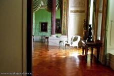 Slot Sanssouci in Potsdam - Paleizen en parken van Potsdam en Berlijn: De studeerkamer van koning Frederik de Grote met de stoel waarin hij in 1786 is overleden, op zijn...