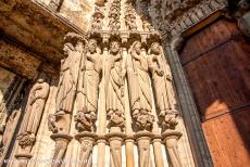 Kathedraal van Chartres - Kathedraal van Chartres: Het zuidportaal is gedecoreerd met beelden van de twaalf apostelen. De kathedraal staat in het...