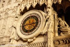 Kathedraal van Chartres - Kathedraal van Chartres: De 16de eeuwse astrologische klok op het koorhek gaf niet alleen de tijd aan, maar ook de dagen, de maanden, de tijd...