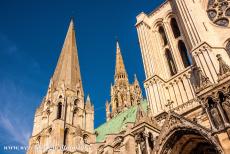 Kathedraal van Chartres - De torens van de kathedraal van Chartres verschillen zowel in hoogte als uiterlijk. De romaanse zuidelijke toren is circa 105 meter hoog...