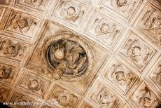 Historische stad Trogir - Historische stad Trogir: Een beeldhouwwerk van Christus Pantocrator op het tongewelf van de kapel van de Heilige Johannes van Orsini, de...