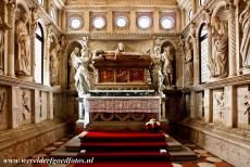 Historische stad Trogir - Historische stad Trogir: De kapel van de Heilige Orsini bevindt zich in de Laurentiuskathedraal. In het midden staat de tombe van de...