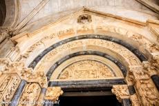 Historische stad Trogir - Historische stad Trogir: Het romaanse hoofdportaal van de Laurentiuskathedraal, de Sv. Lovre. De bouw van de kathedraal begon in de 13de...