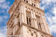 Historische stad Trogir - Historische stad Trogir: De verdiepingen van de toren van de Laurentiuskathedraal zijn allemaal in verschillende bouwstijlen gebouwd, van romaans...