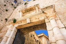 Historische stad Trogir - Historische stad Trogir: De Zeepoort is de zuidelijke poort en een van de twee stadspoorten in de muren, de andere...