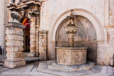 Oude stad van Dubrovnik - Oude stad van Dubrovnik: De Kleine Onofrio Fontein werd in 1441 gebouwd op het Plein van de Loggia, de fontein maakte deel uit...