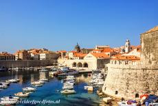 Oude stad van Dubrovnik - Oude vestingstad van Dubrovnik: Een gedeelte van de vesting en de historische haven, een van de oudste delen van Dubrovnik. De drie bogen zijn...