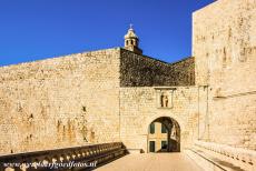 Oude stad van Dubrovnik - Oude stad van Dubrovnik: De Ploce Poort bestaat uit twee poorten, een binnenpoort (foto) en buitenpoort, de poorten zijn verbonden door...