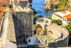 Oude stad van Dubrovnik - Oude stad van Dubrovnik: De Pile Poort gezien vanaf de vestingmuren, het is de hoofdpoort van de oude vestingstad van Dubrovnik. De poort werd...