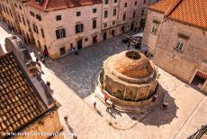 Oude stad van Dubrovnik - Oude vestingstad van Dubrovnik: De Grote Fontein van Onofrio   gezien vanaf de stadsmuren. De Grote Fontein Onofrio maakt deel uit...