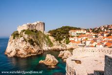Oude stad van Dubrovnik - Oude vestingstad van Dubrovnik: Fort St. Lawrence of Fort Lovrijenac (links) werd gebouwd in de 11de eeuw. Fort Bokar (rechts) werd in 1461-1463...