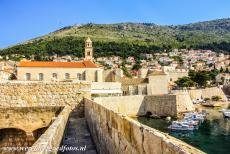 Oude stad van Dubrovnik - Oude vestingstad van Dubrovnik: De vestingwerken met rechts het Fort Revelin, erachter ligt het Dominicanerklooster met haar rode pannendak,...