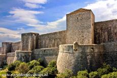 Oude stad van Dubrovnik - De massieve stenen verdedigingsmuren en torens van de oude vestingstad van Dubrovnik. De middeleeuwse muren van Dubrovnik dateren uit de 10de...