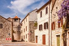 Vlakte van Stari Grad - Vlakte van Stari Grad: Een pittoresk straatje in het historische gedeelte van de stad Stari Grad. Op de achtergrond staat de...